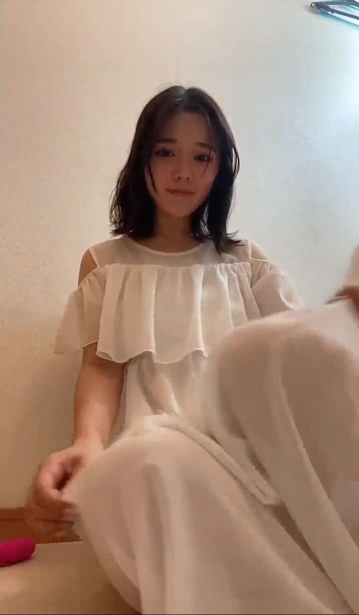 Em dễ thương bím hồng múp thủ dâm